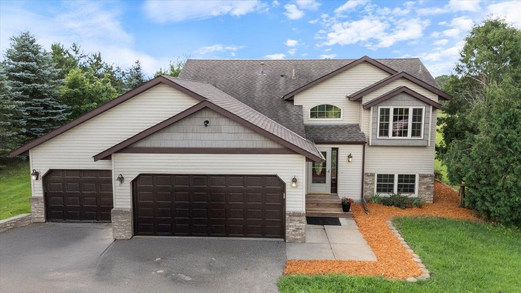 700 206th Avenue NW, Oak Grove, MN 55011