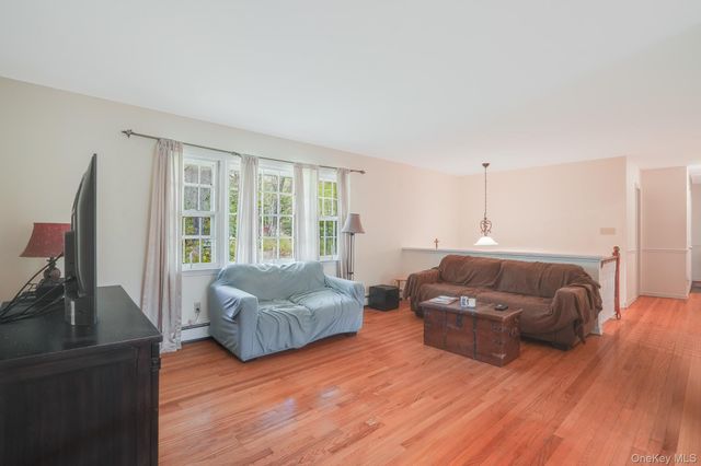 82 Roosevelt Road, Hyde Park, NY 12538