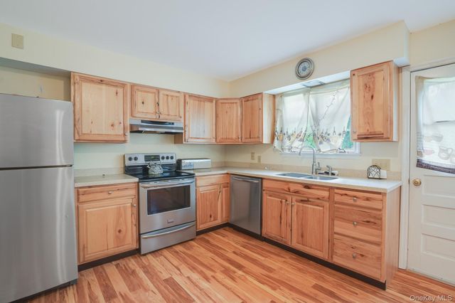 82 Roosevelt Road, Hyde Park, NY 12538