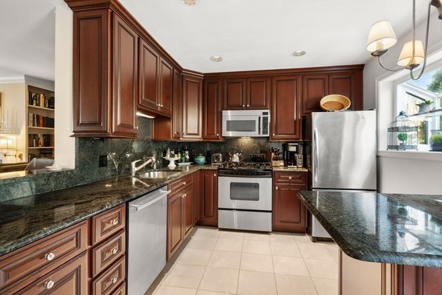 99 Anderer Ln 8, Boston, MA 02132