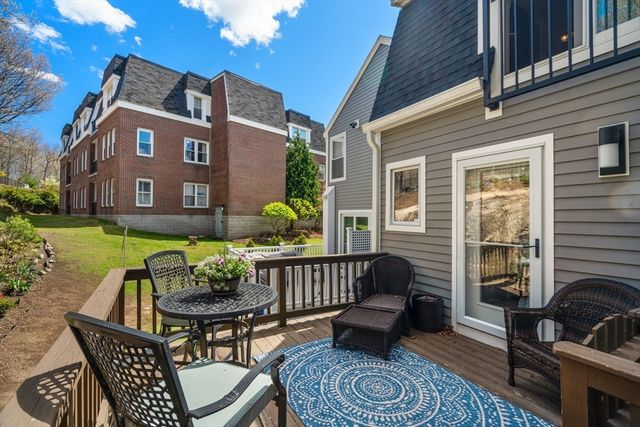 99 Anderer Ln 8, Boston, MA 02132