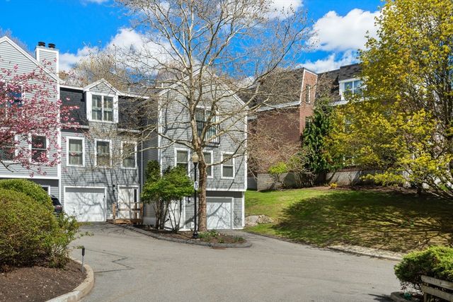 99 Anderer Ln 8, Boston, MA 02132