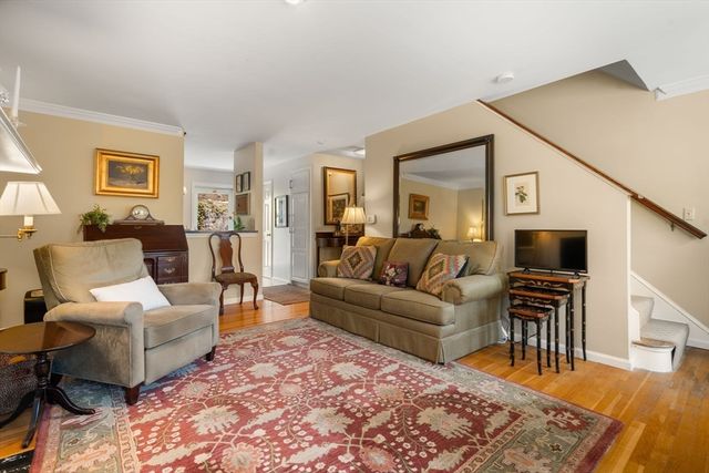 99 Anderer Ln 8, Boston, MA 02132