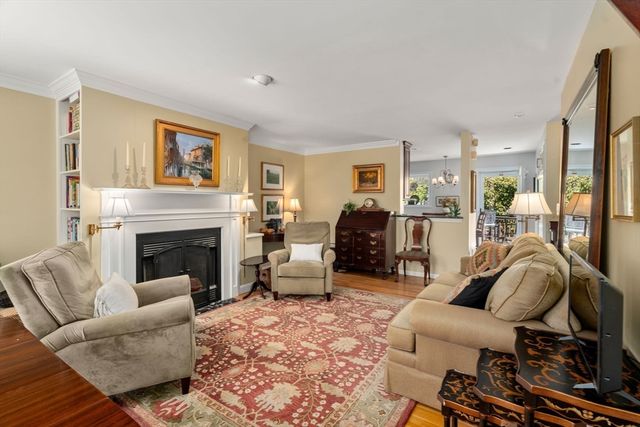 99 Anderer Ln 8, Boston, MA 02132