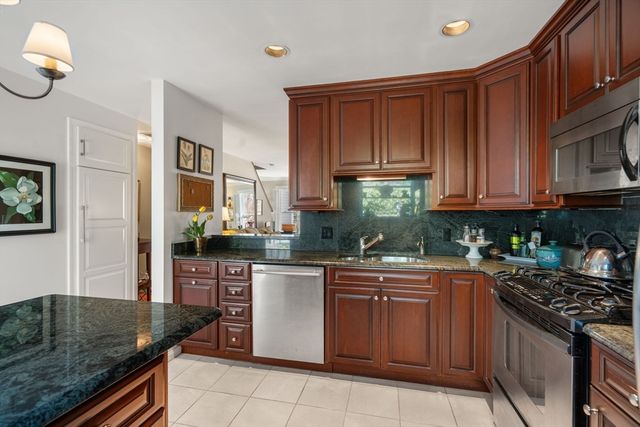 99 Anderer Ln 8, Boston, MA 02132