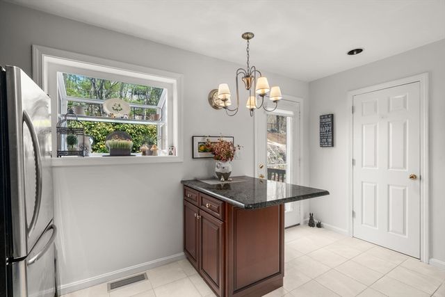 99 Anderer Ln 8, Boston, MA 02132