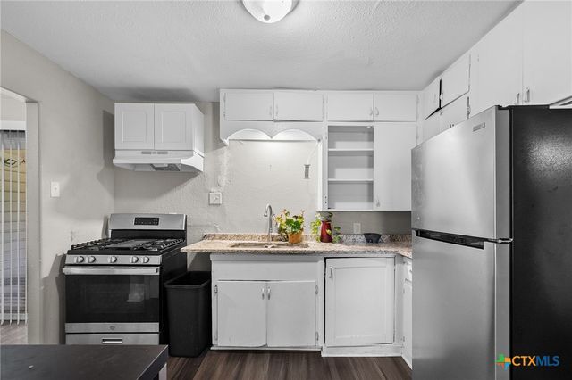 2409 E Red River Street, Victoria, TX 77901