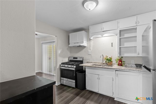2409 E Red River Street, Victoria, TX 77901