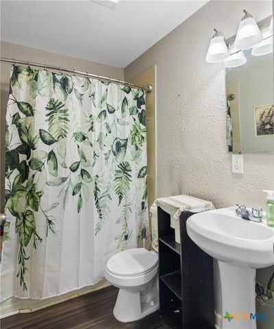 2409 E Red River Street, Victoria, TX 77901