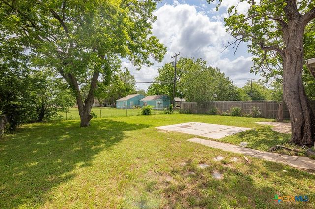 2409 E Red River Street, Victoria, TX 77901