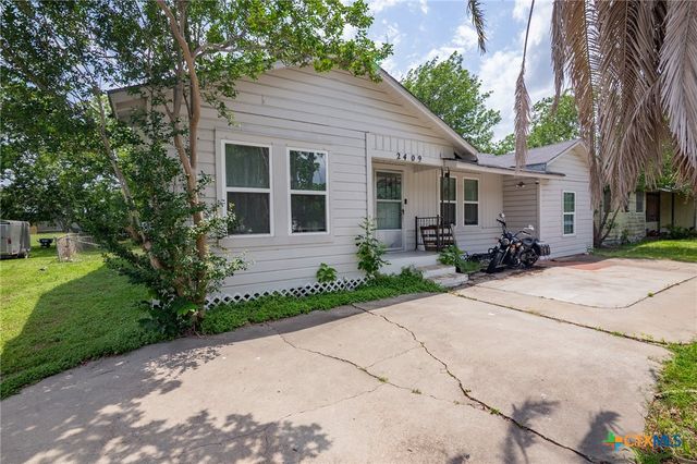 2409 E Red River Street, Victoria, TX 77901