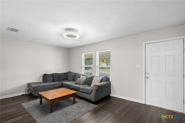 2409 E Red River Street, Victoria, TX 77901