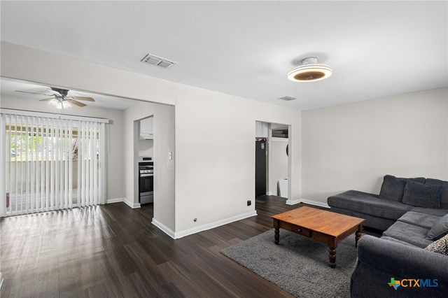2409 E Red River Street, Victoria, TX 77901