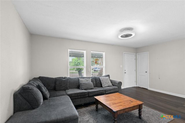 2409 E Red River Street, Victoria, TX 77901