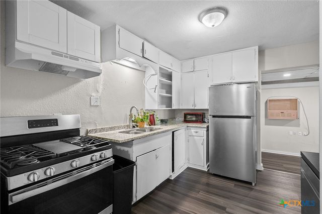 2409 E Red River Street, Victoria, TX 77901