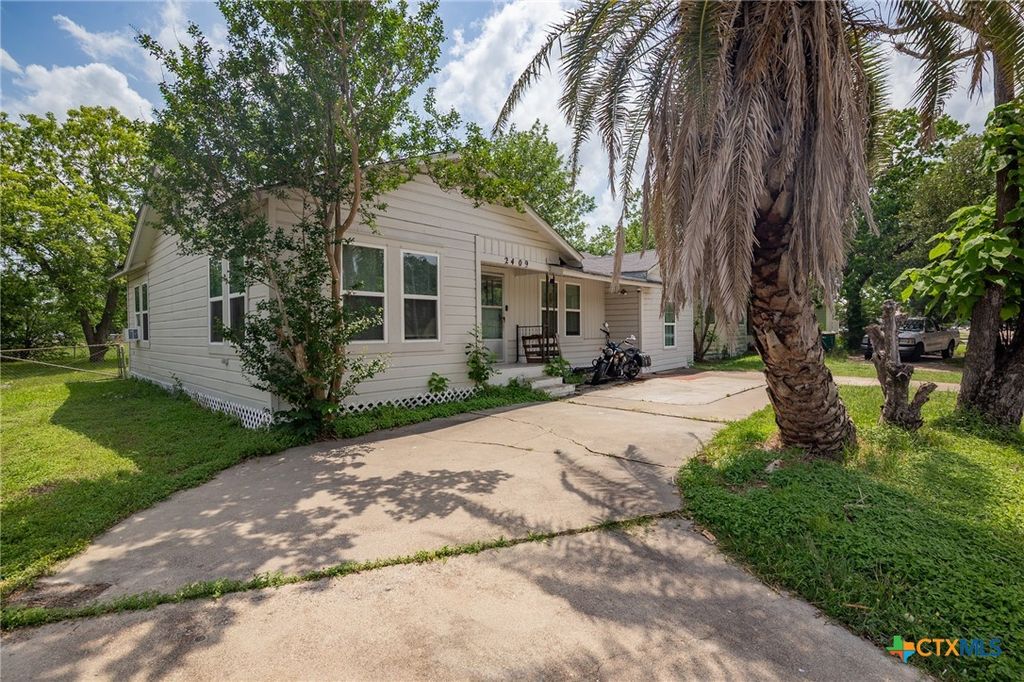 2409 E Red River Street, Victoria, TX 77901