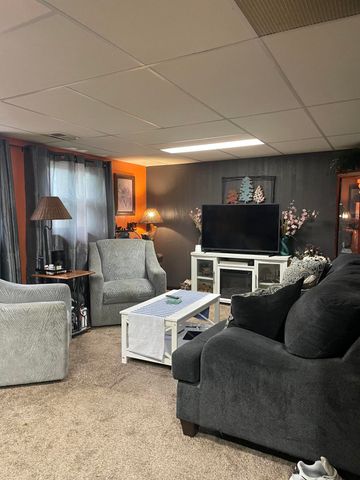 811 Henry Court, Hobart, IN 46342