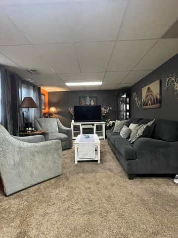 811 Henry Court, Hobart, IN 46342