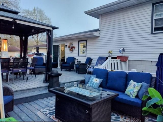 811 Henry Court, Hobart, IN 46342