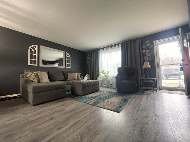 811 Henry Court, Hobart, IN 46342