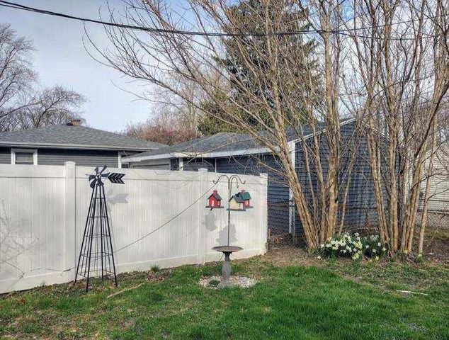 811 Henry Court, Hobart, IN 46342