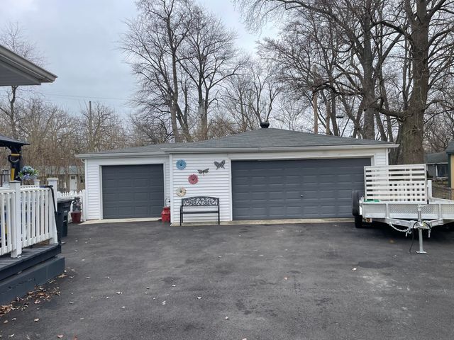 811 Henry Court, Hobart, IN 46342