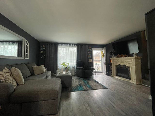 811 Henry Court, Hobart, IN 46342