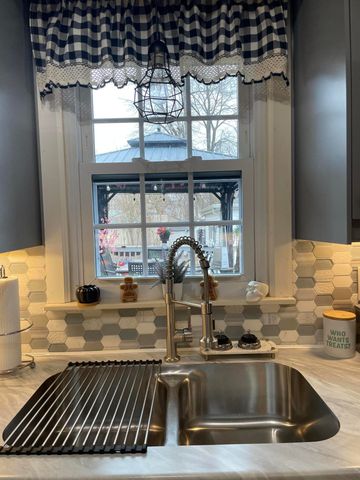 811 Henry Court, Hobart, IN 46342