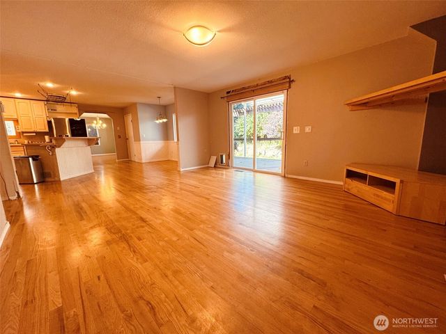 22533 13th Avenue S, Des Moines, WA 98198