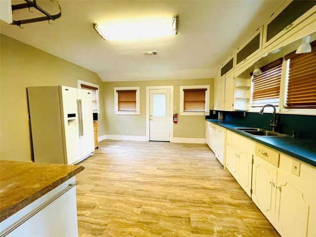 229 E Saunders Street, League City, TX 77573