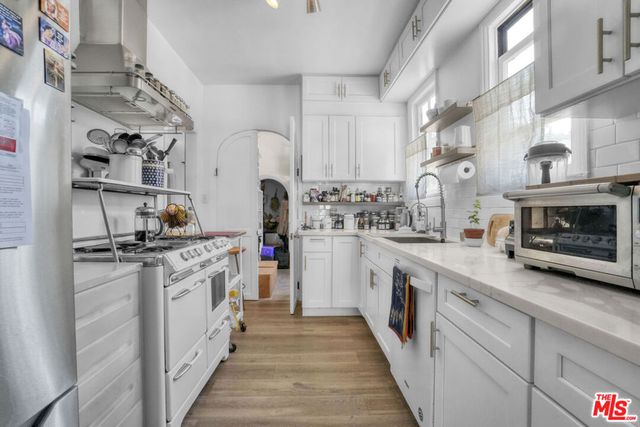 2420 N Beachwood Drive, Los Angeles, CA 90068