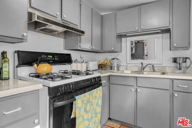 2420 N Beachwood Drive, Los Angeles, CA 90068