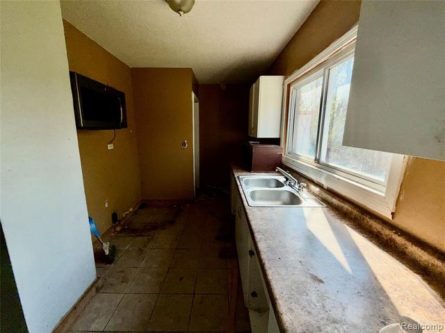 3233 W Home Avenue, Flint, MI 48504