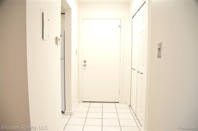 737 E Fox Hills Drive 180, Bloomfield Hills, MI 48304