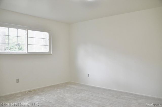 737 E Fox Hills Drive 180, Bloomfield Hills, MI 48304