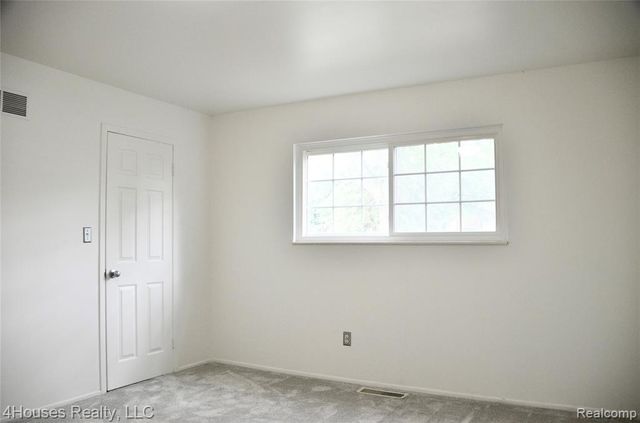 737 E Fox Hills Drive 180, Bloomfield Hills, MI 48304