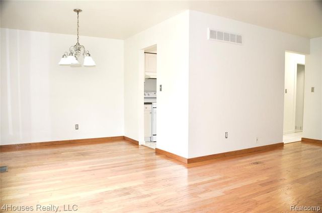 737 E Fox Hills Drive 180, Bloomfield Hills, MI 48304