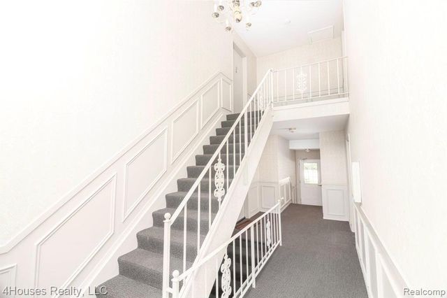 737 E Fox Hills Drive 180, Bloomfield Hills, MI 48304