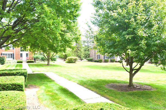 737 E Fox Hills Drive 180, Bloomfield Hills, MI 48304