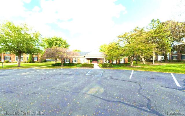 737 E Fox Hills Drive 180, Bloomfield Hills, MI 48304