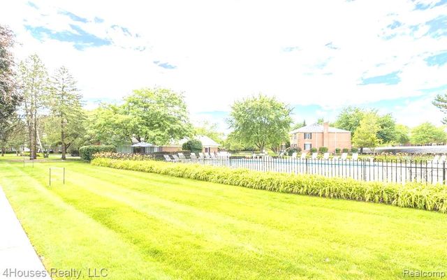 737 E Fox Hills Drive 180, Bloomfield Hills, MI 48304