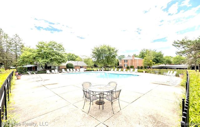 737 E Fox Hills Drive 180, Bloomfield Hills, MI 48304