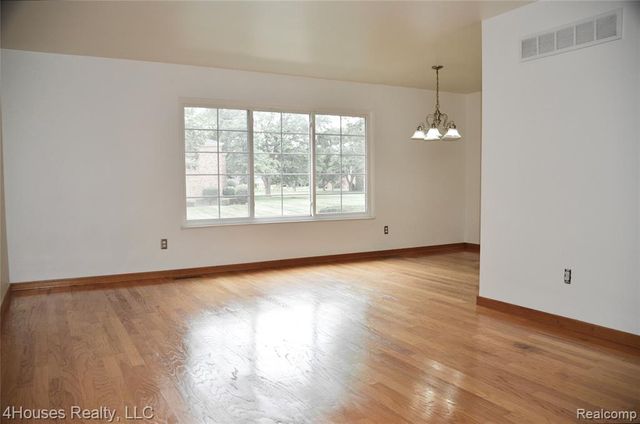 737 E Fox Hills Drive 180, Bloomfield Hills, MI 48304