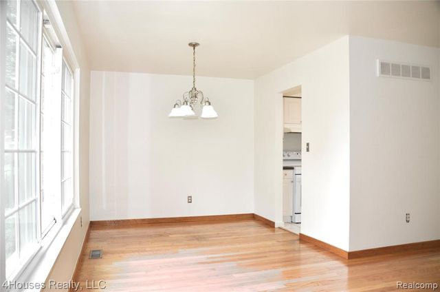 737 E Fox Hills Drive 180, Bloomfield Hills, MI 48304