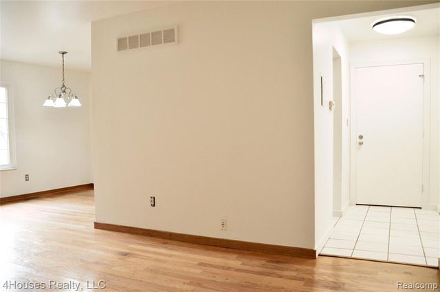 737 E Fox Hills Drive 180, Bloomfield Hills, MI 48304