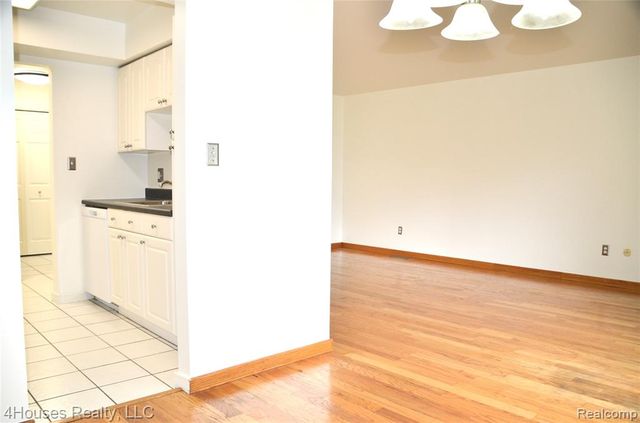 737 E Fox Hills Drive 180, Bloomfield Hills, MI 48304