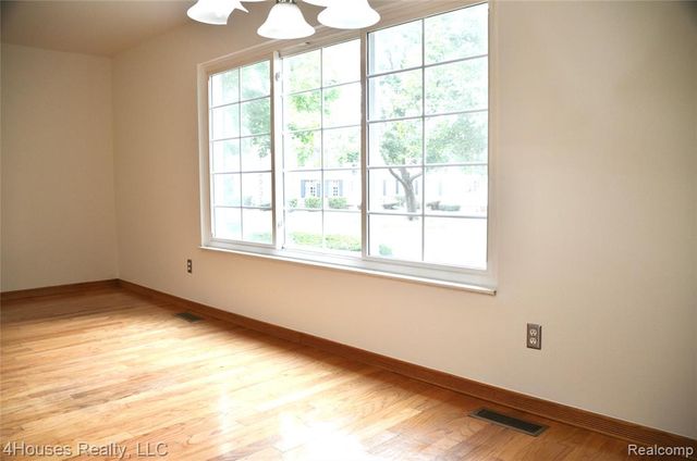 737 E Fox Hills Drive 180, Bloomfield Hills, MI 48304