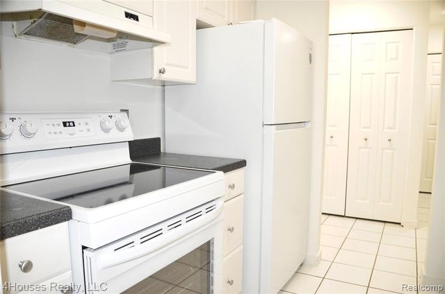 737 E Fox Hills Drive 180, Bloomfield Hills, MI 48304