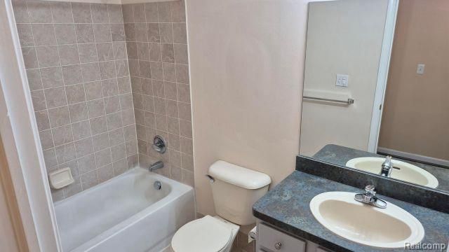 5203 Chesapeake Circle, Walled Lake, MI 48390