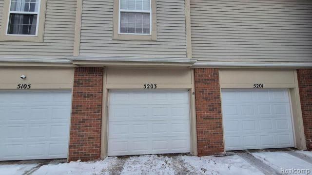 5203 Chesapeake Circle, Walled Lake, MI 48390